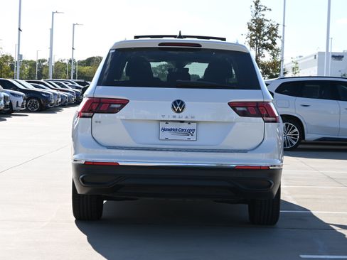 Used 2023 Volkswagen Tiguan SE w/ Panoramic Sunroof Package FWD image 8