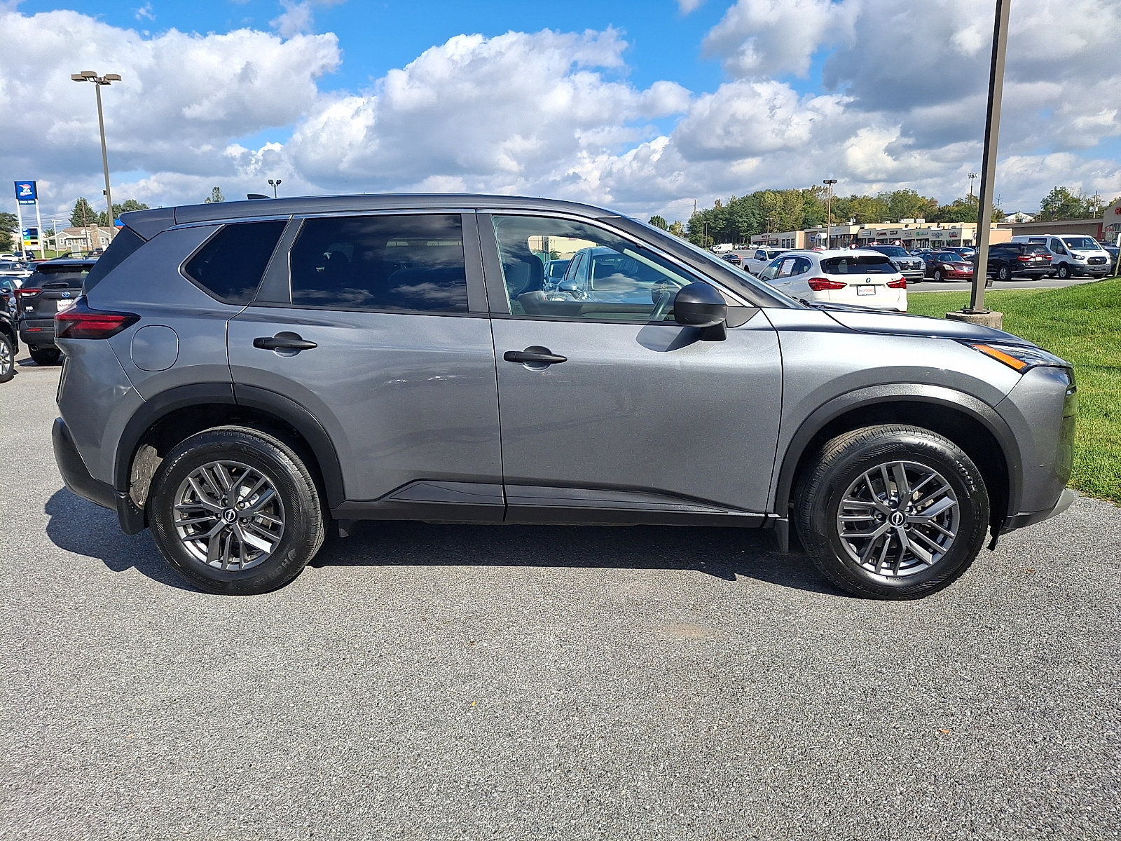 Used 2023 Nissan Rogue S AWD/4WD image 7