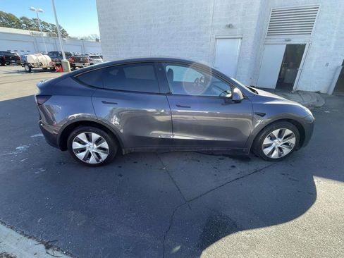 Used 2022 Tesla Model Y Long Range image 11