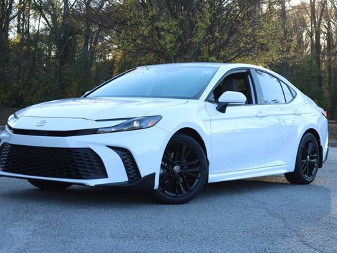 Used 2026 Toyota Camry SE image 1