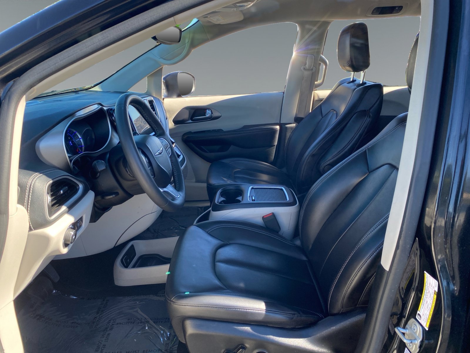 Used 2023 Chrysler Pacifica Touring-L FWD image 9