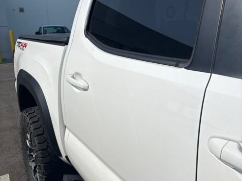Used 2018 Toyota Tacoma TRD Off-Road AWD/4WD image 17
