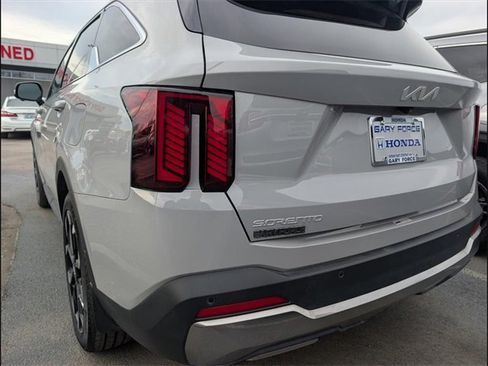 Used 2025 Kia Sorento SX image 19