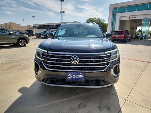 Used 2025 Volkswagen Atlas SE FWD image 2