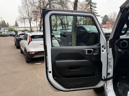 Used 2023 Jeep Wrangler Unlimited Rubicon 392 image 25