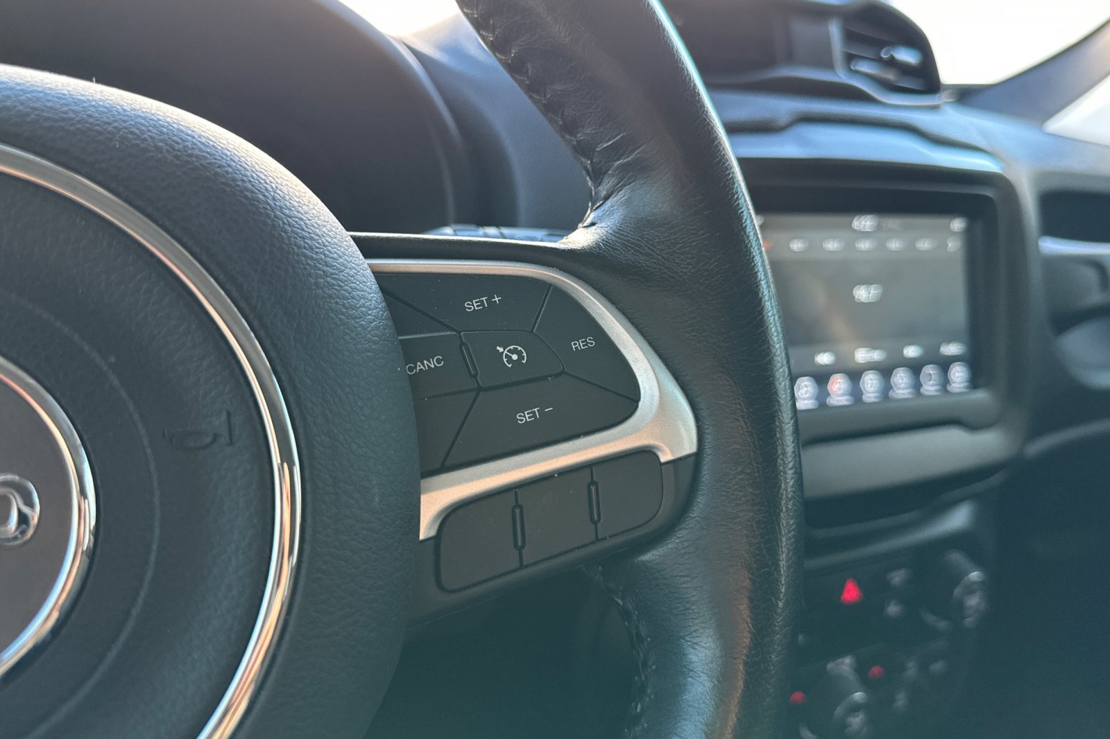 Used 2018 Jeep Renegade Latitude FWD image 37