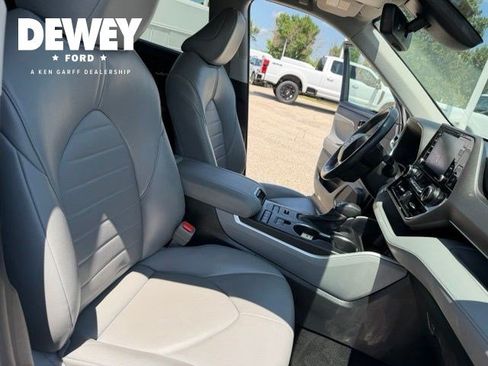 Used 2022 Toyota Highlander XLE AWD/4WD image 41