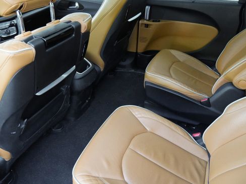 Used 2023 Chrysler Pacifica Pinnacle FWD image 36
