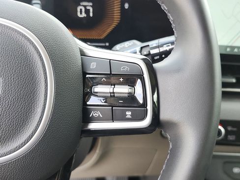 Certified 2025 Kia Carnival EX FWD image 30