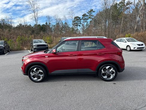 Used 2025 Hyundai Venue SEL image 8