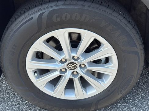 Used 2024 Toyota Grand Highlander XLE FWD image 19