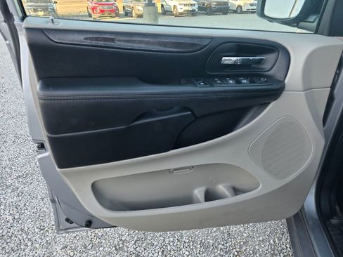 Used 2020 Dodge Grand Caravan SE w/ UConnect Hands-Free Group image 10