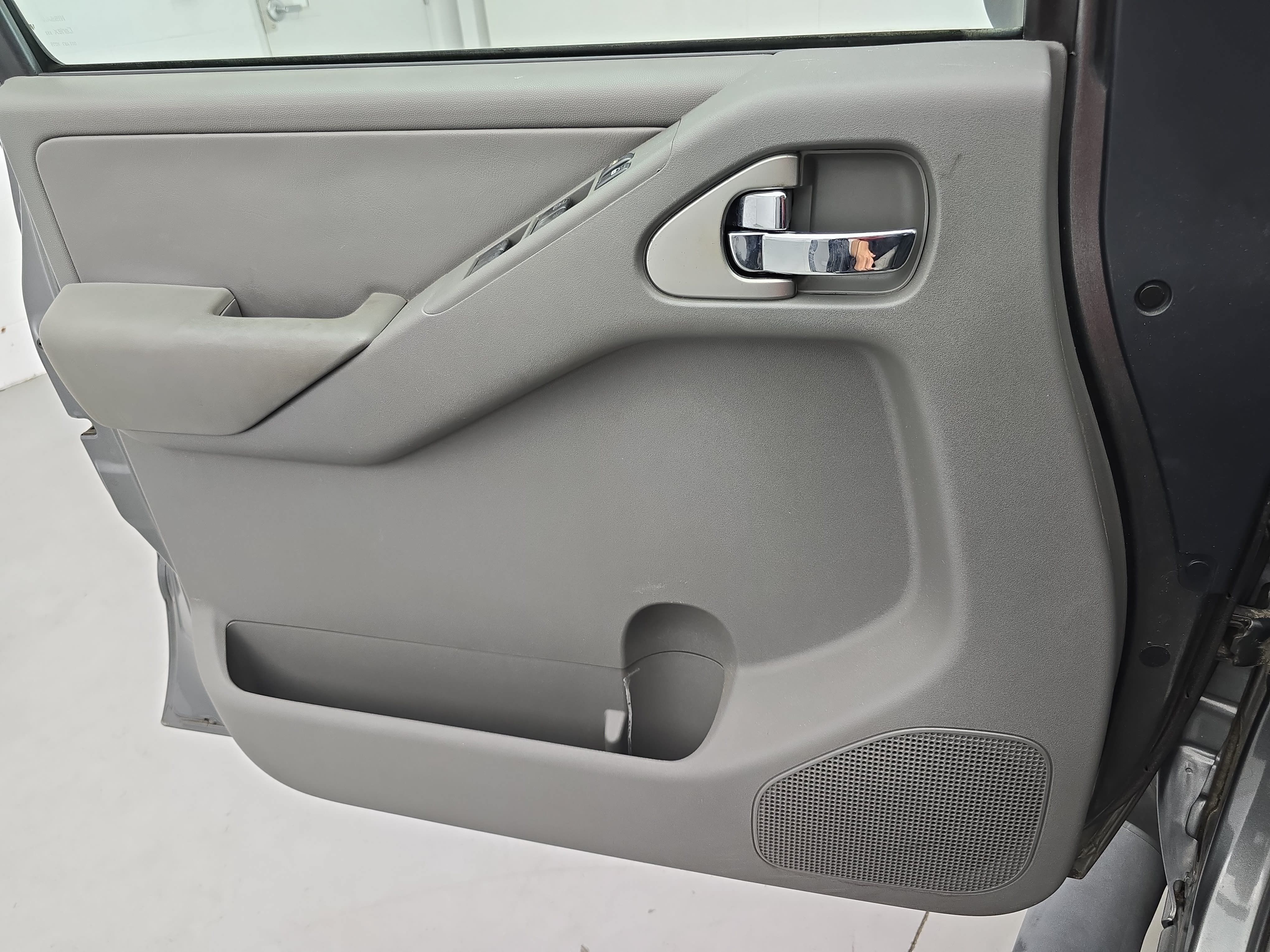 Used 2005 Nissan Frontier LE w/ (X01) Leather Pkg RWD image 23