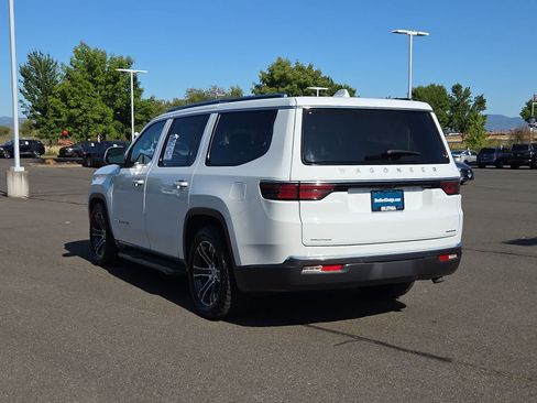 Used 2022 Jeep Wagoneer Series III AWD/4WD image 12
