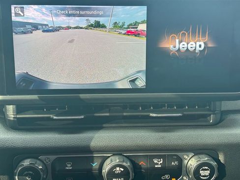 Used 2025 Jeep Gladiator Sport AWD/4WD image 25
