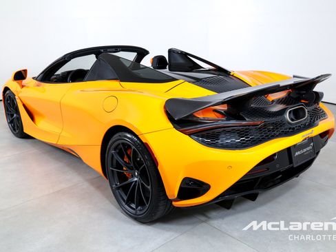Used 2026 McLaren 750S Spider RWD image 8