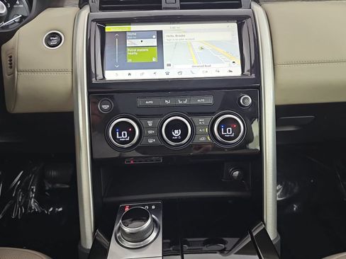 Used 2017 Land Rover Discovery HSE AWD/4WD image 24