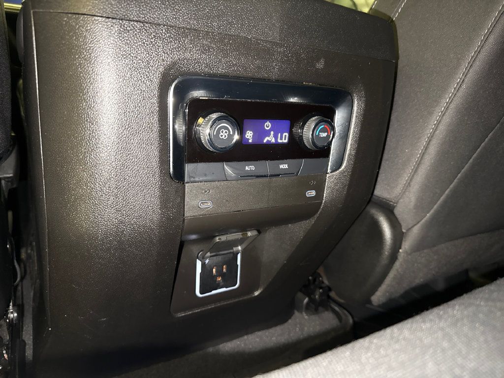 Used 2025 Chevrolet Suburban LS RWD image 18