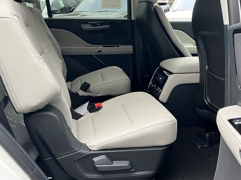New 2026 Lincoln Aviator AWD image 12