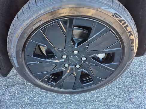 Used 2025 Jeep Wagoneer S Launch Edition image 12