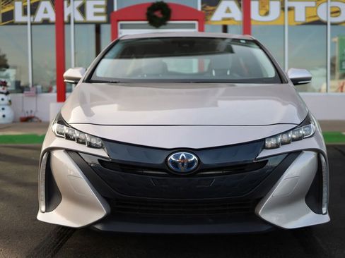 Used 2018 Toyota Prius Prime Premium image 2