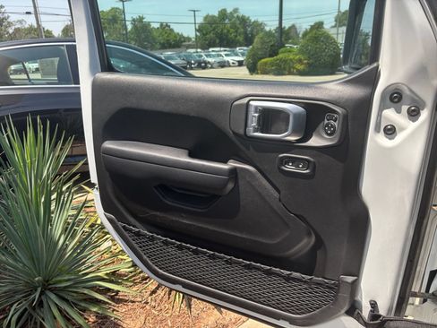 Used 2025 Jeep Wrangler Unlimited Sport AWD/4WD image 18