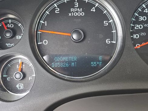 Used 2011 Chevrolet Suburban LT RWD image 13