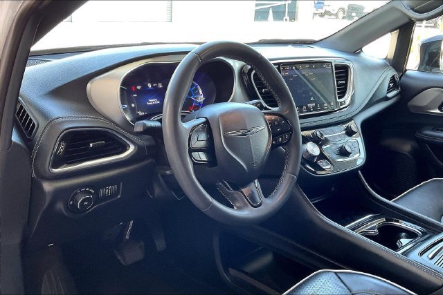 Used 2023 Chrysler Pacifica Limited w/ Uconnect Theater Family Group FWD image 14