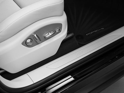 Used 2025 Porsche Macan image 18