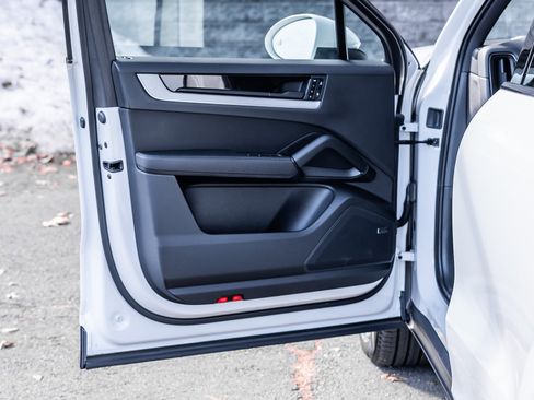 Used 2024 Porsche Cayenne image 22