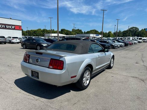 Used 2009 Ford Mustang Convertible image 3