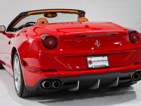 Used 2015 Ferrari California T RWD image 38