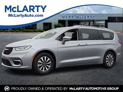 Used 2021 Chrysler Pacifica Touring-L image 1