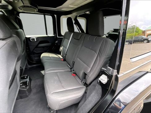 Used 2018 Jeep Wrangler Unlimited Sahara AWD/4WD image 17