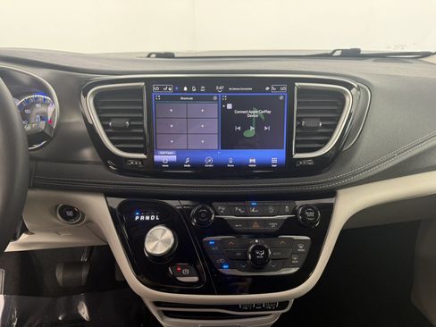 Used 2023 Chrysler Pacifica Touring-L FWD image 20