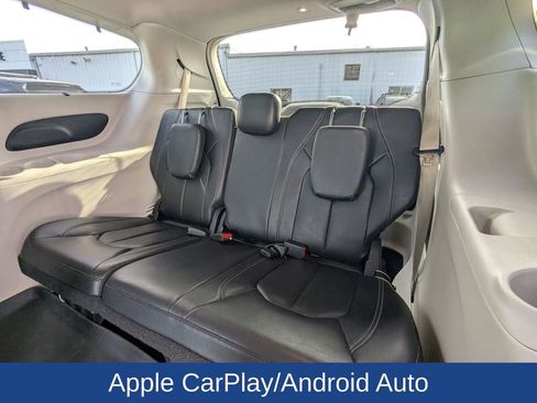 Used 2022 Chrysler Pacifica Touring-L image 17