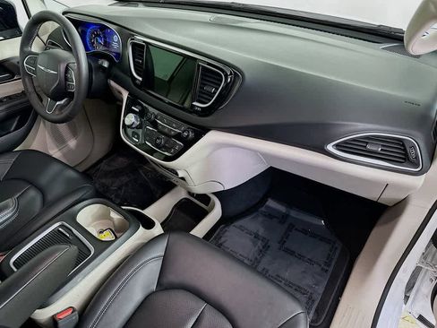Used 2024 Chrysler Pacifica Touring-L image 33
