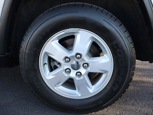 Used 2012 Jeep Grand Cherokee Laredo image 40