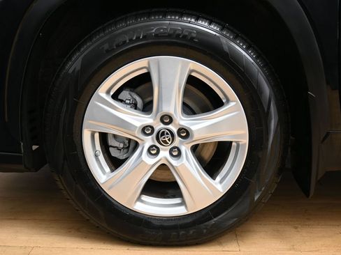 Used 2024 Toyota Highlander LE AWD/4WD image 9