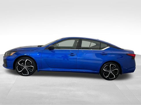 Used 2025 Nissan Altima 2.5 SR FWD image 2