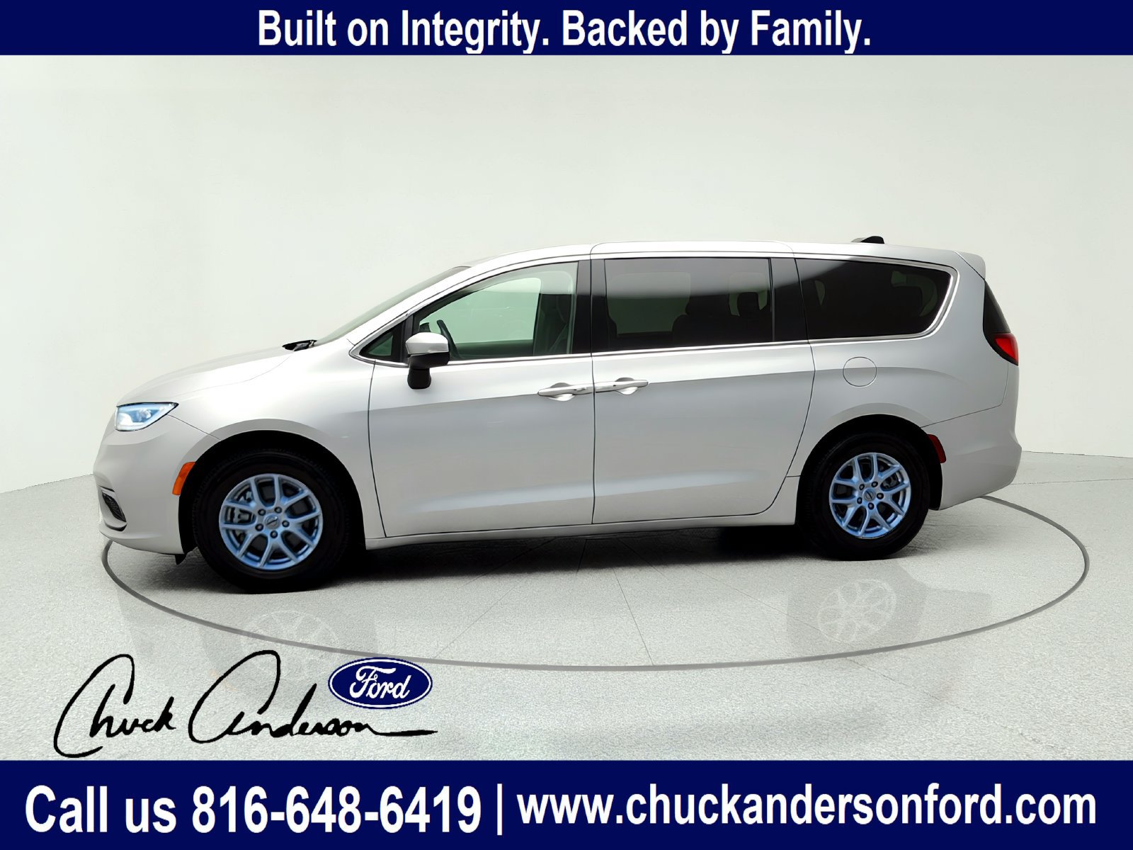Used 2023 Chrysler Pacifica Touring-L FWD image 3