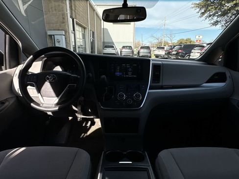 Used 2015 Toyota Sienna LE image 9
