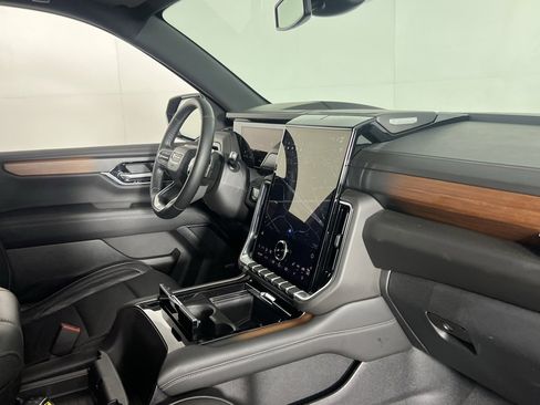 Used 2025 GMC Yukon XL Denali image 34