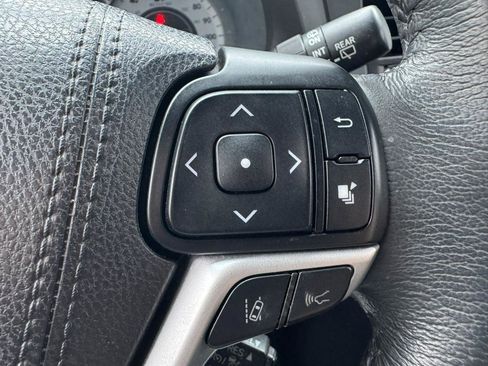 Used 2018 Toyota Sienna SE Premium w/ Carpet Mat Package FWD image 15
