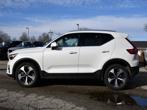 Certified 2025 Volvo XC40 B5 Plus image 4