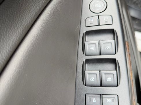 Used 2019 Chevrolet Suburban LT image 16