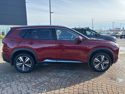 Used 2021 Nissan Rogue Platinum image 4