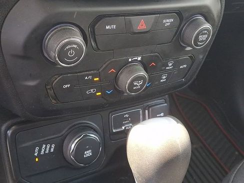 Used 2020 Jeep Renegade Latitude image 15