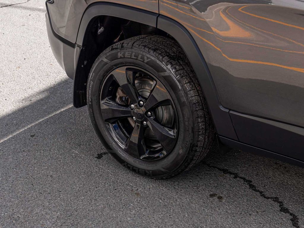Used 2021 Jeep Cherokee Latitude Plus AWD/4WD image 10