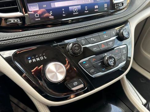 Certified 2023 Chrysler Pacifica Limited FWD image 9